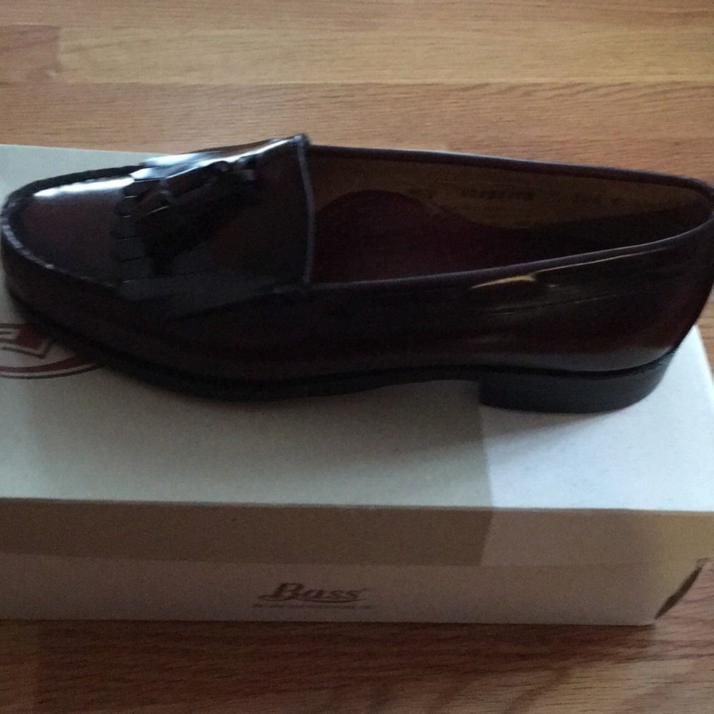 Never worn men’s Bass size 8.5 loafers
